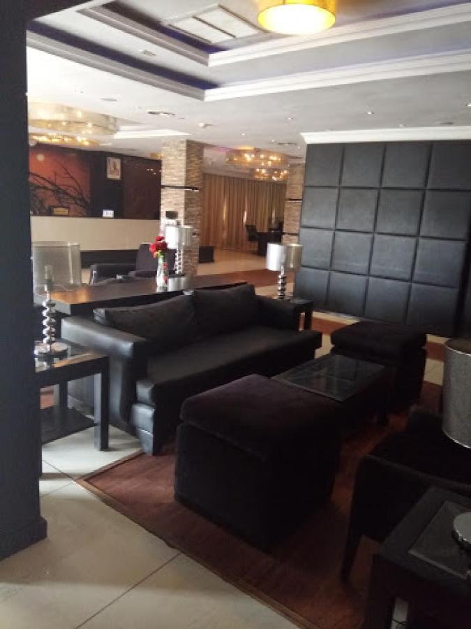 Room In Lodge - Owu Crown Hotel, 伊巴丹 外观 照片