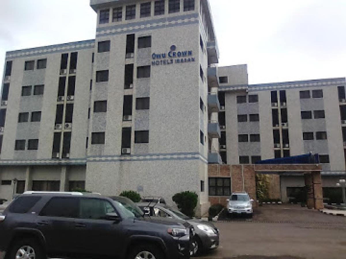 Room In Lodge - Owu Crown Hotel, 伊巴丹 外观 照片