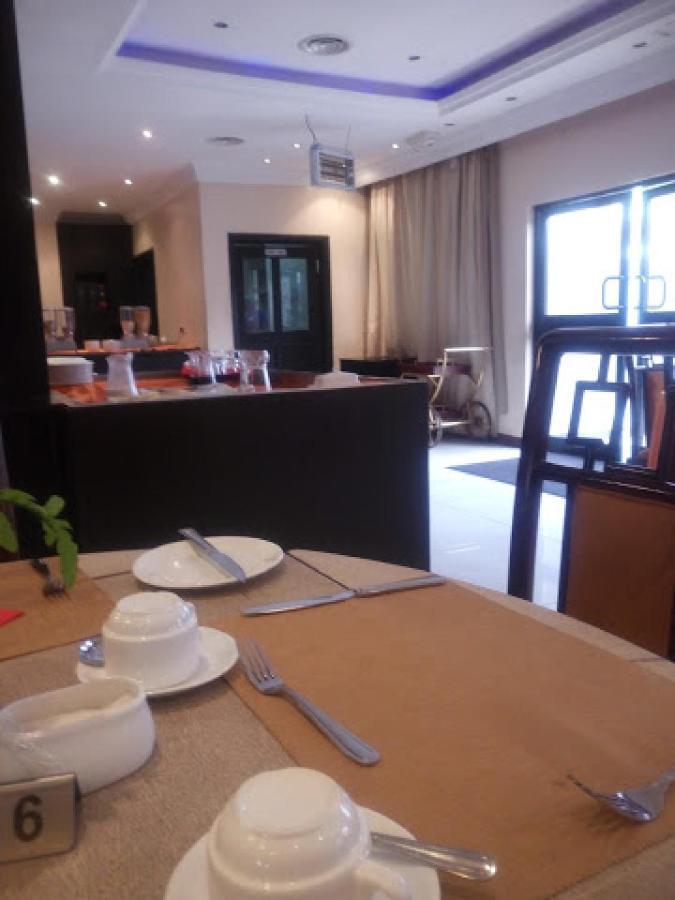 Room In Lodge - Owu Crown Hotel, 伊巴丹 外观 照片